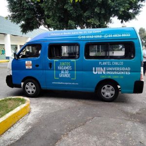 Combi rotulada con campaña “Juntos hagamos algo grande” de la Universidad Insurgentes, Plantel Chalco, como parte de su estrategia de promoción local.