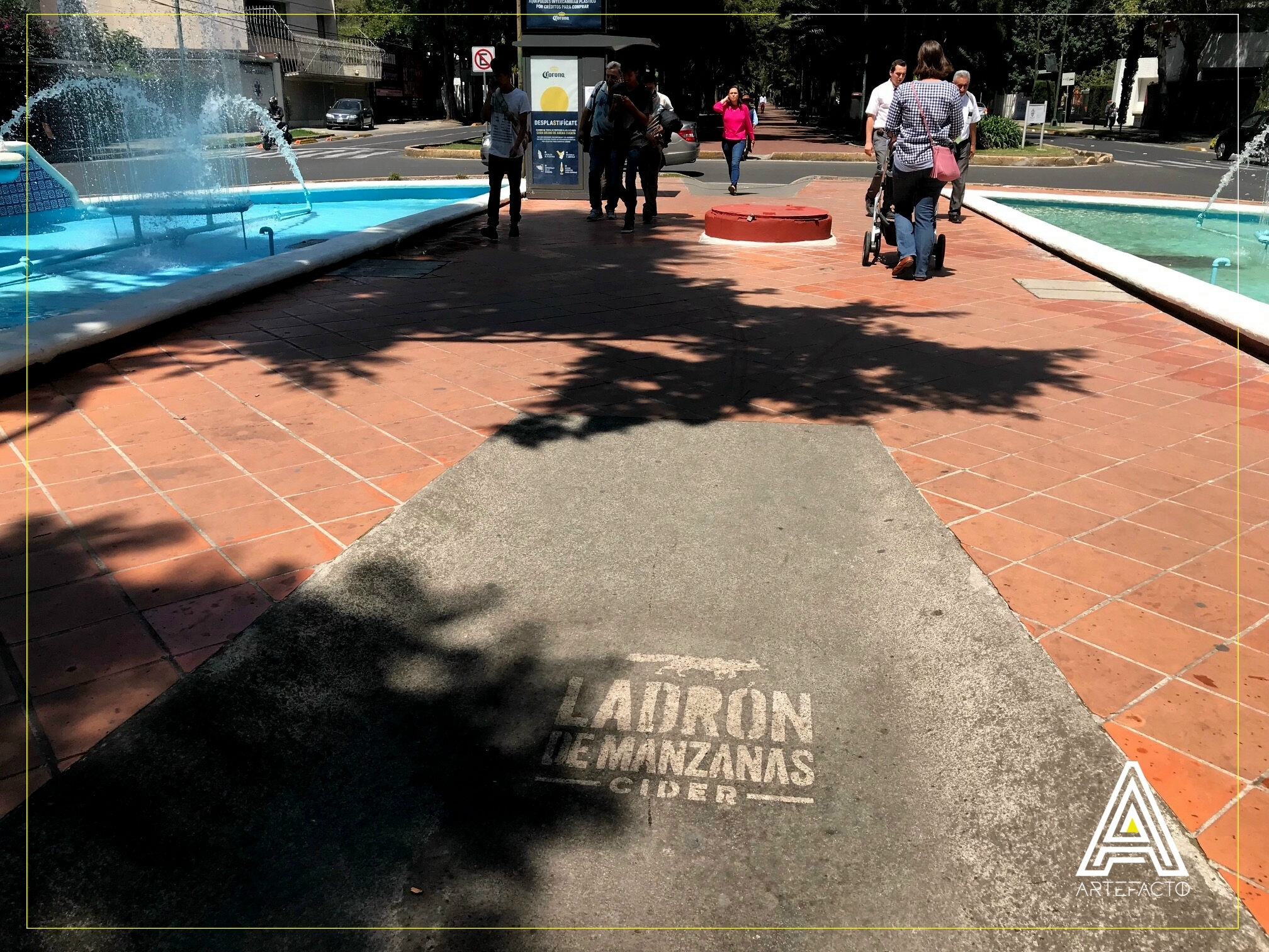 Publicidad de guerrilla en el piso para Ladrón de Manzanas Cider realizada por Artefacto Medios en una zona peatonal concurrida.