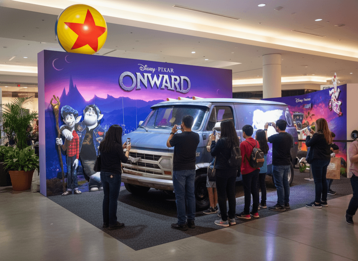 Activación de marca Disney Pixar Onward en centro comercial con escenografía, vehículo temático y visitantes interactuando.
