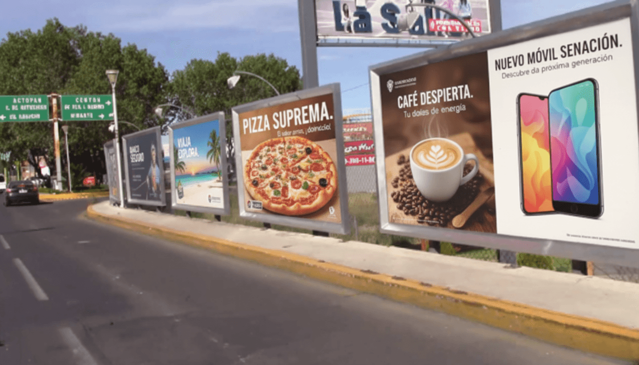 Vallas publicitarias exteriores con anuncios de marcas en vía pública, instaladas por Artefacto Medios.
