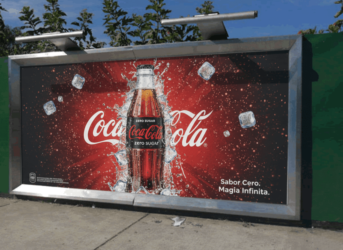 Valla fija publicitaria de Coca-Cola Zero con diseño rojo y hielo, instalada en vía pública.