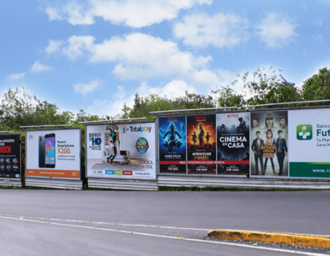 Vallas publicitarias exteriores con anuncios de entretenimiento, telecomunicaciones y servicios, instaladas en vía pública por Artefacto Medios.