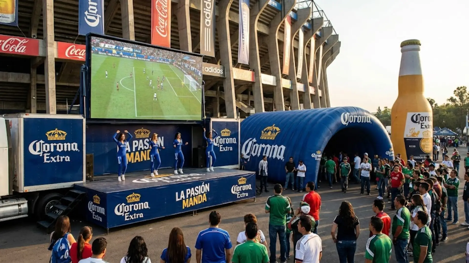 Activación de marca con escenario, pantalla gigante y experiencia interactiva en entorno deportivo