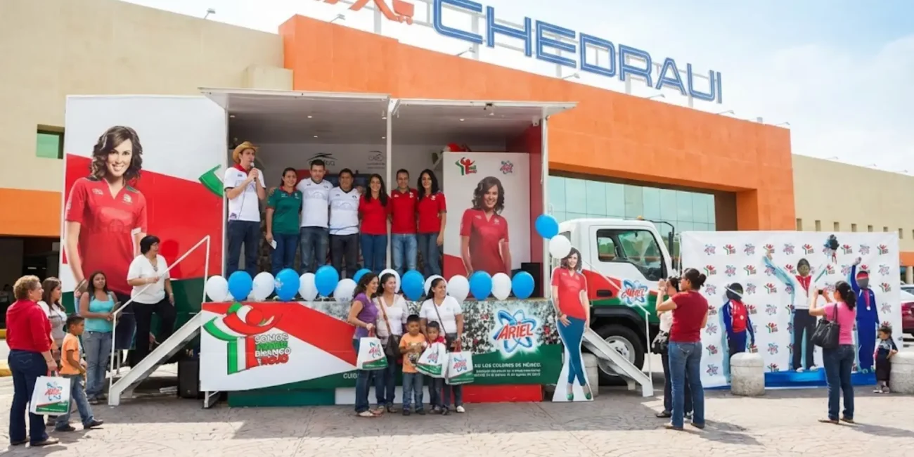 Pecera móvil publicitaria con evento y activación de marca frente a centro comercial, generando interacción con familias y público en general.