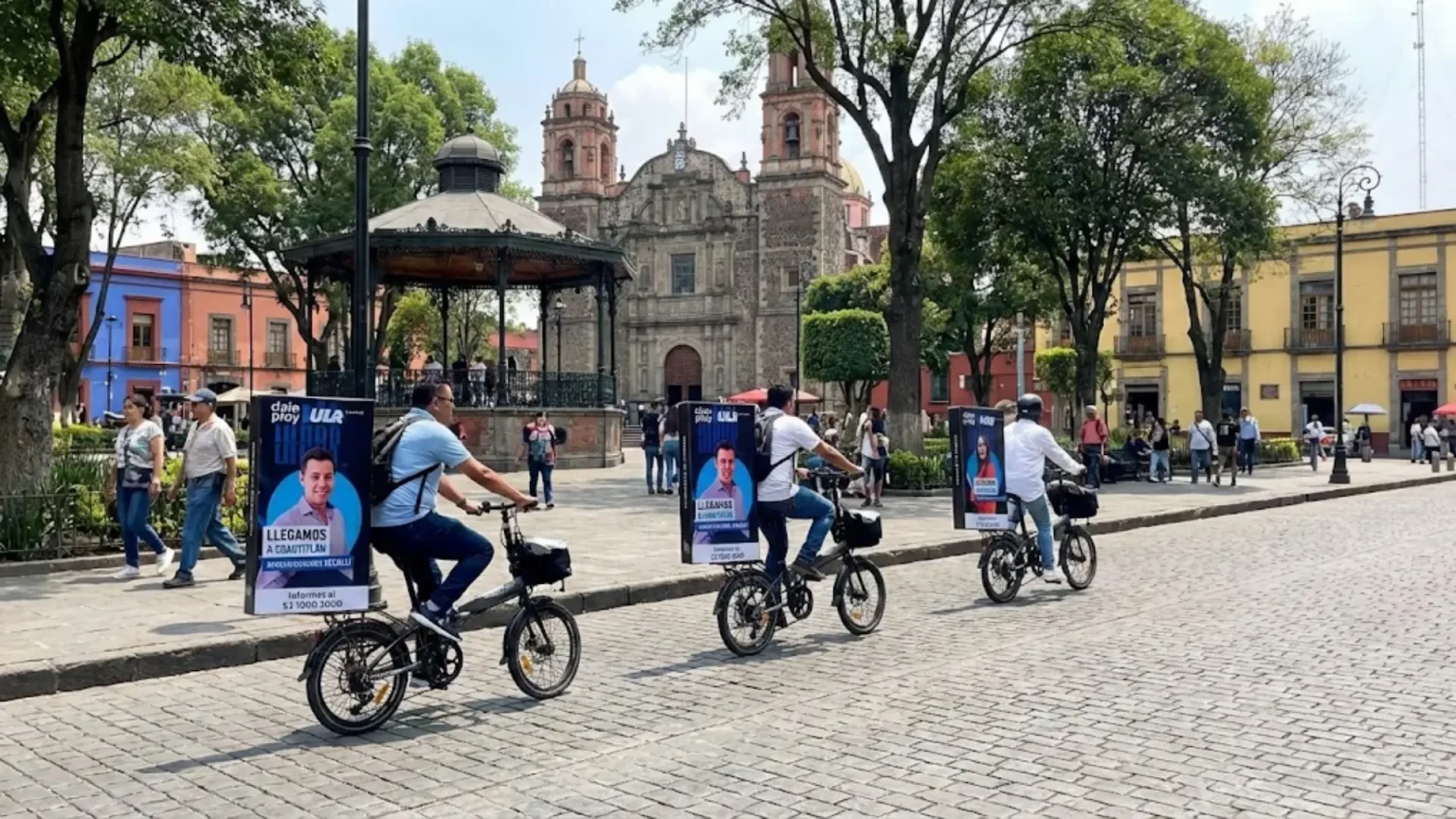 Bicivallas publicitarias en caravana con campaña institucional de la marca ULA en entorno urbano de alto valor cultural