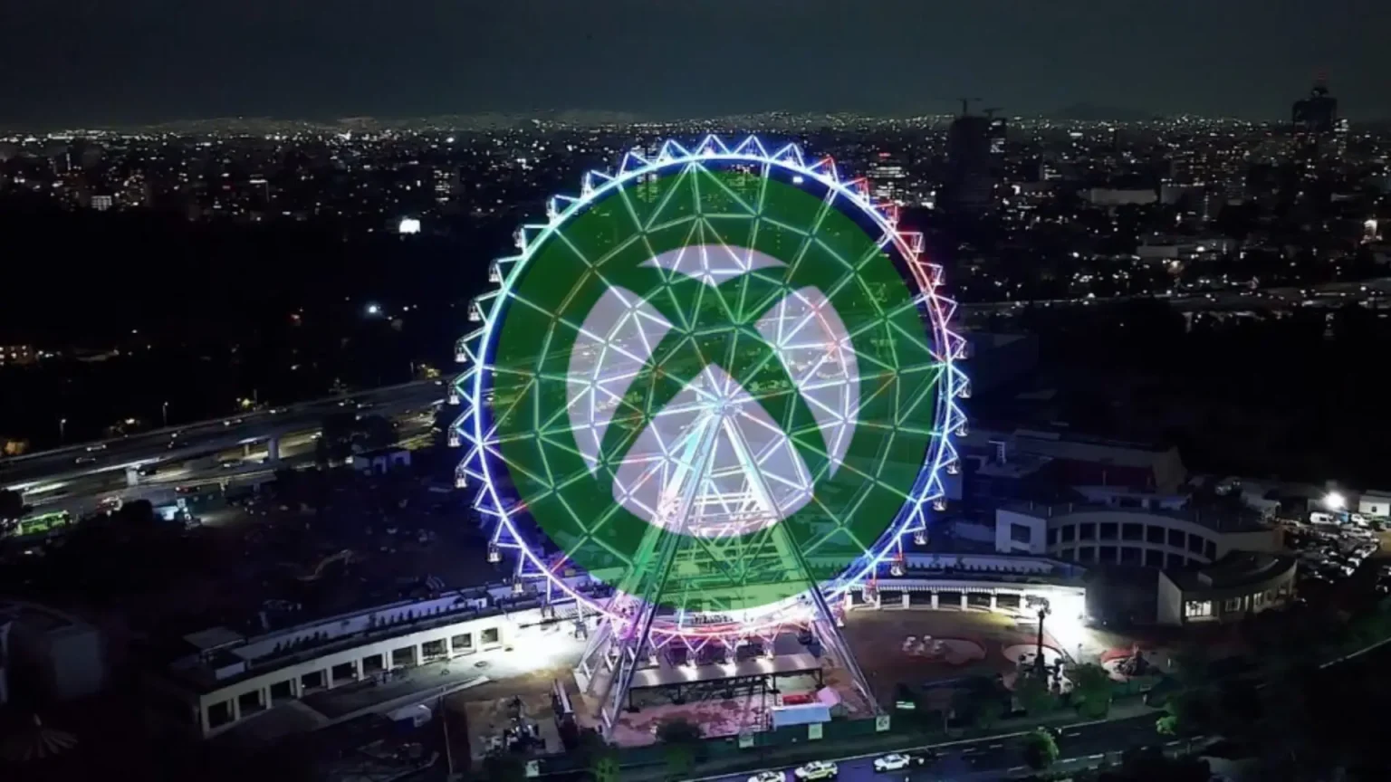 Publicidad espectacular nocturna en Parque Aztlán con rueda de la fortuna iluminada para alto impacto visual