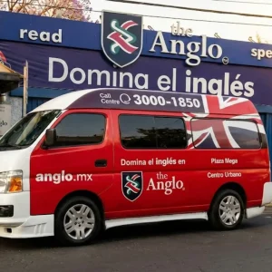 Publicidad móvil en urvan rotulada de la institución educativa The Anglo para promoción de cursos de inglés