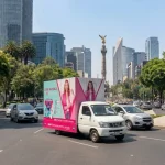 Valla móvil con publicidad de la marca Saba montada en camioneta para campaña de posicionamiento en vía pública