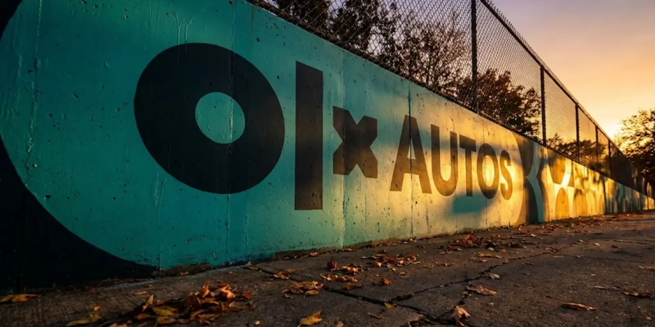 Publicidad en bardas urbanas con logotipo de marca pintado en muro exterior como estrategia de publicidad exterior de alto impacto en México.