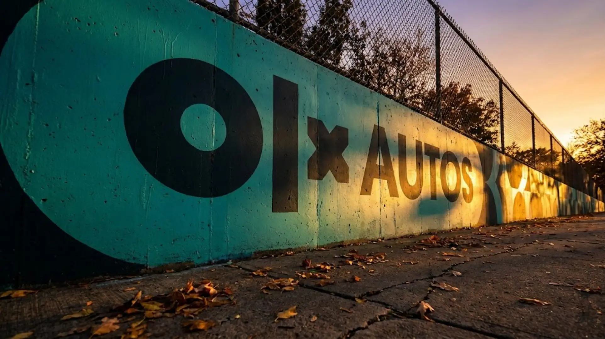 Publicidad en bardas urbanas con logotipo de marca pintado en muro exterior como estrategia de publicidad exterior de alto impacto en México.