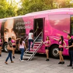 Espectacular móvil publicitario en camión con activación de marca y sampling, interactuando con público en espacio urbano.