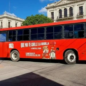 Publicidad en camión urbano ejecutada por Artefacto Medios como estrategia de publicidad móvil en zona histórica de alto tránsito en México.
