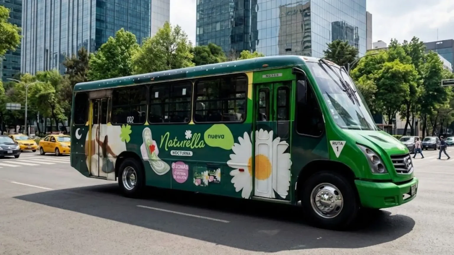 Publicidad en camiones para Naturella realizada por Artefacto Medios como estrategia de publicidad móvil en circulación en México.