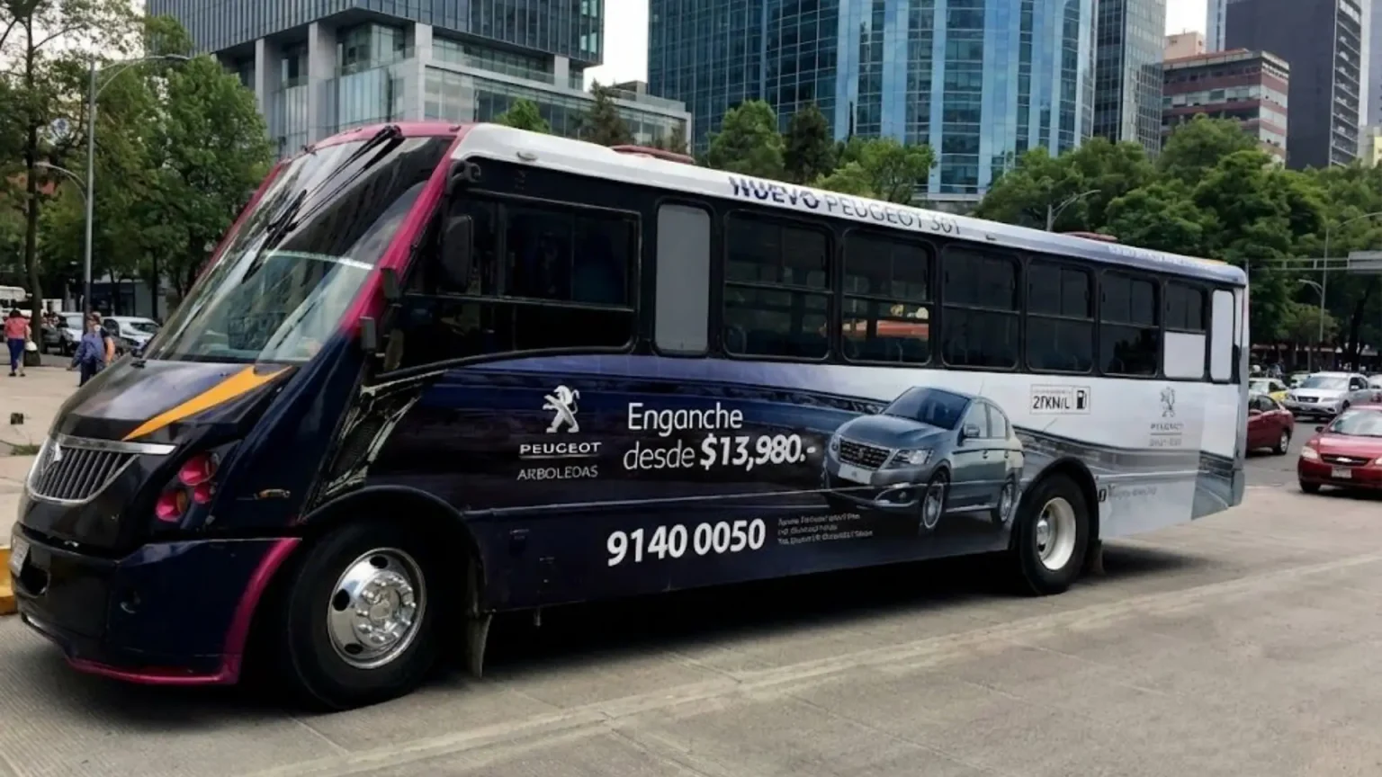 Publicidad en camión para Peugeot ejecutada por Artefacto Medios como estrategia de publicidad móvil en zona corporativa de alto tránsito en México.