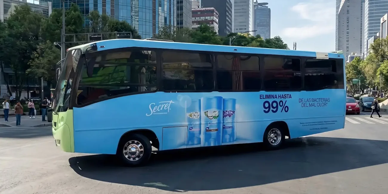 Publicidad en camión para Secret ejecutada por Artefacto Medios como estrategia de publicidad móvil en zona urbana de alto tránsito en México.