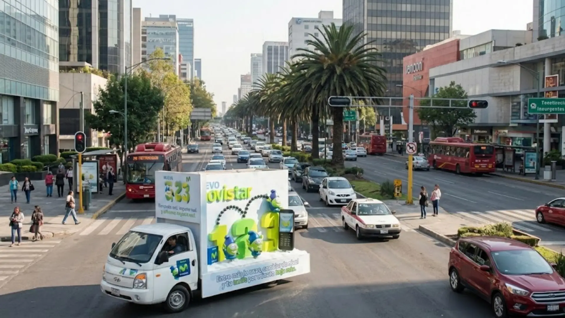 Plataforma publicitaria 3D móvil de Movistar con estructura volumétrica circulando por avenida de alto tráfico vehicular en zona urbana.