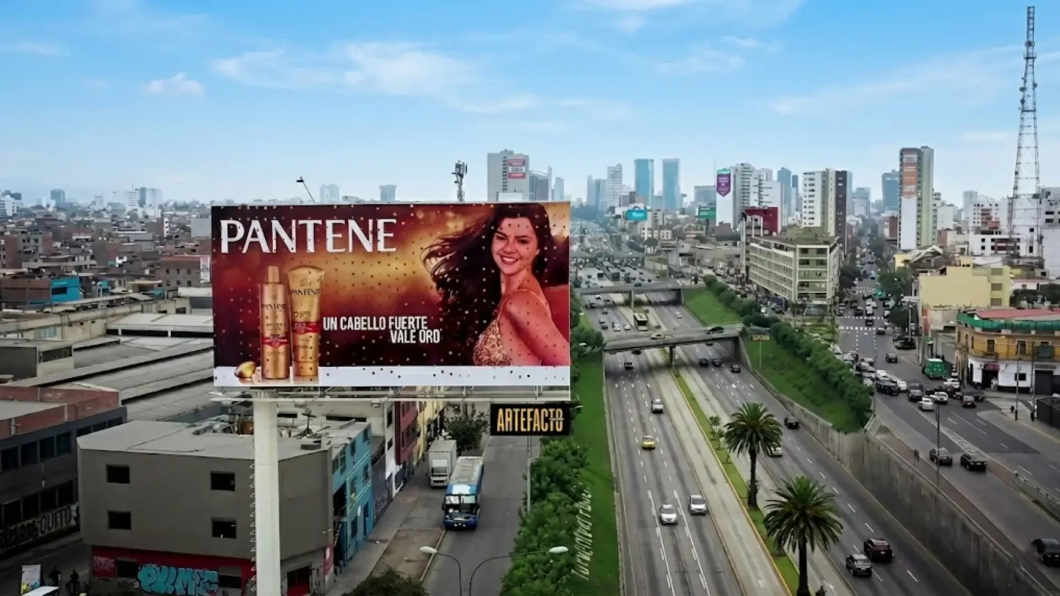 Espectacular publicitario de Pantene instalado en avenida principal como estrategia de publicidad exterior OOH gestionada por Artefacto Medios en México.