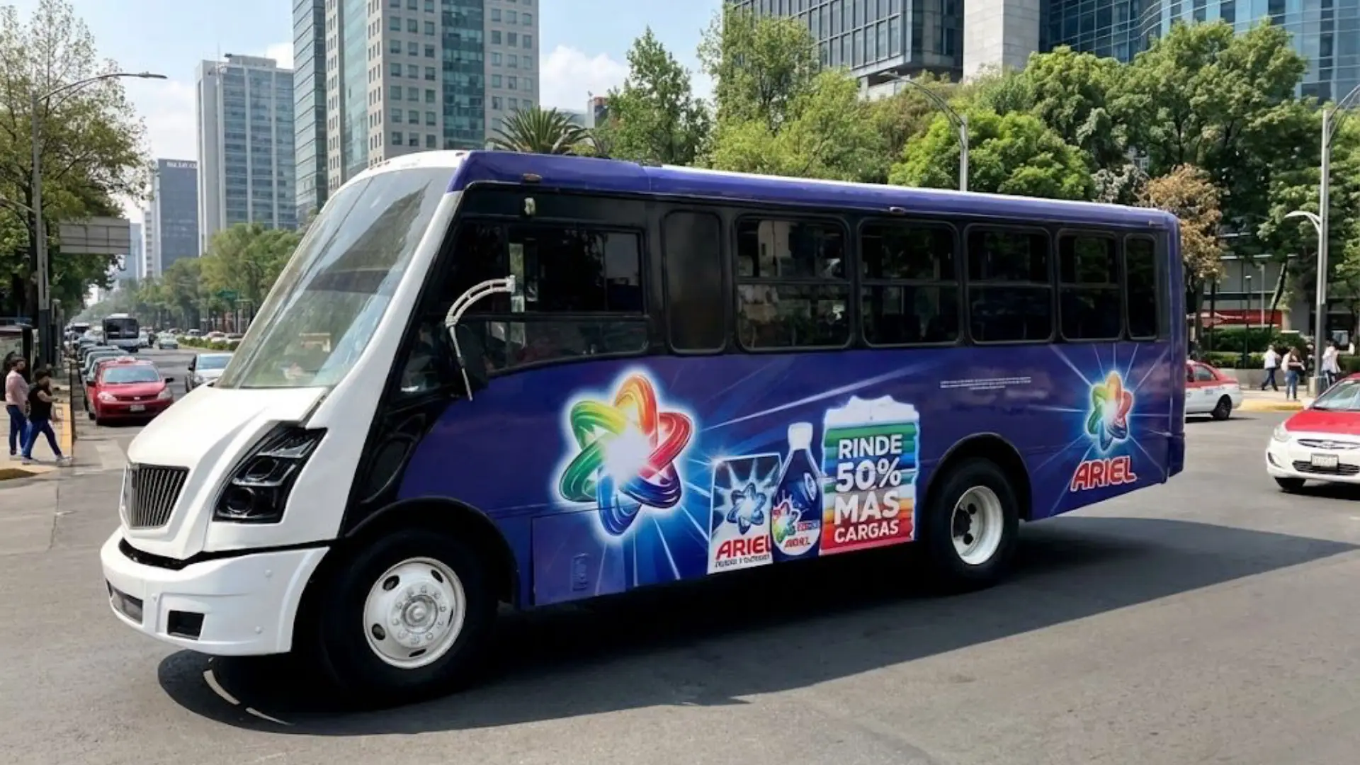 Publicidad en camiones para Ariel ejecutada por Artefacto Medios como estrategia de publicidad móvil en avenida de alto tránsito en México.